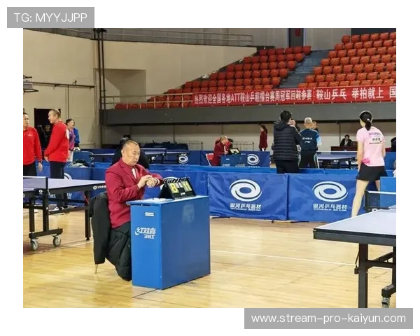 裁判团队工作现场:确保比赛公正进行 裁判团队工作现场:确保比赛公正进行