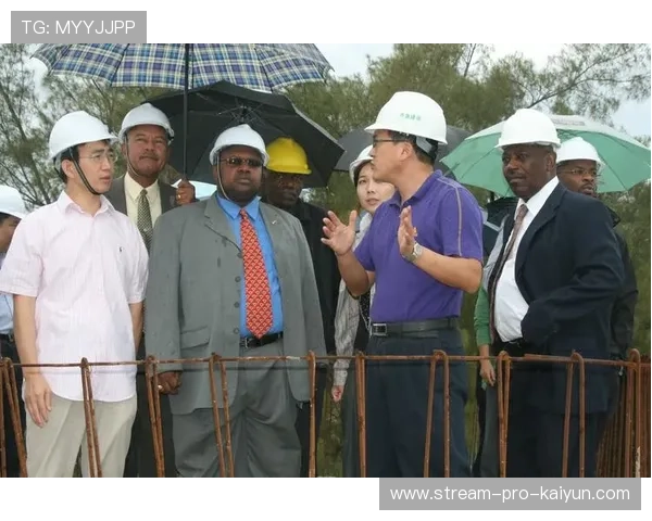 马竞众将参观新体育城建筑工地,了解工程进展 马竞众将参观新体育城建筑工地,了解工程进展