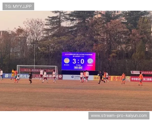 终场哨响，赣美装饰队球员疯狂涌向球场中央庆祝逆转